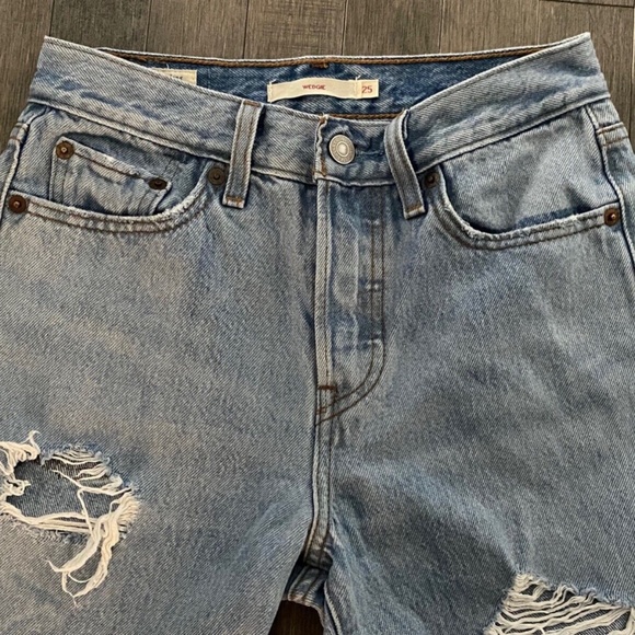 ~ SOLD ~ LN LEVI's Wedgie Light Wash Destructed Raw Hem Denim Jeans 25W, 26L - Picture 2 of 7